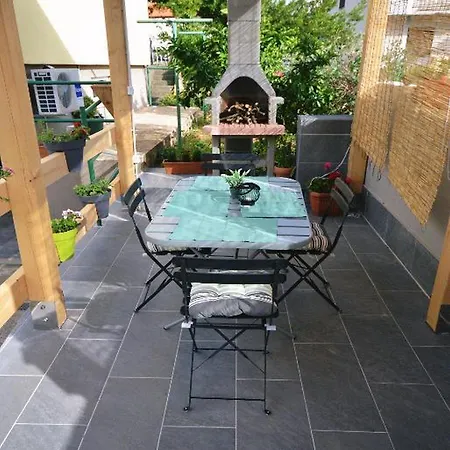 Sunny Stone With Free Parking Apartman